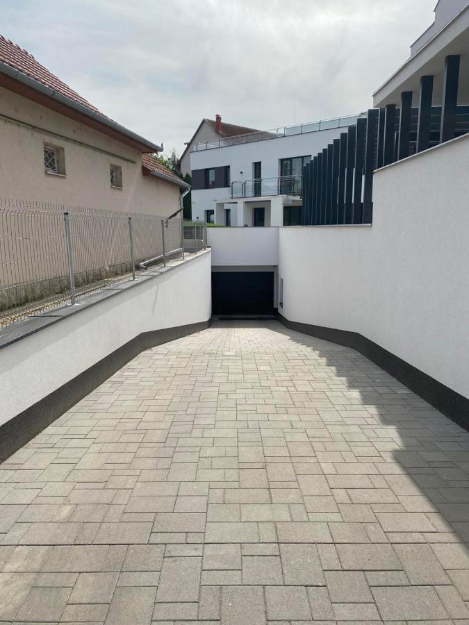 Oasis Apartman ไฮจ์ดุสโซบอสโล ภายนอก รูปภาพ