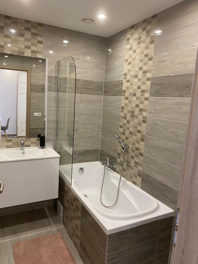 Oasis Apartman ไฮจ์ดุสโซบอสโล ภายนอก รูปภาพ